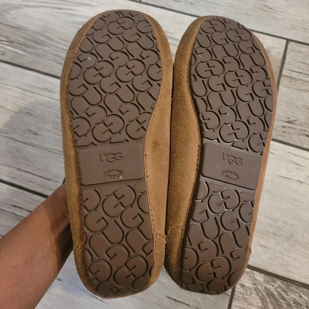UGG Dakota slippers Girls size 4 chestnut brown water resistant suede comfy cozy